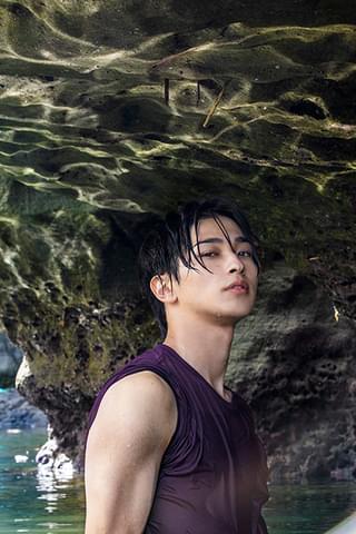 横浜流星、25歳の誕生日に写真集＆パーソナルブックを2冊同時発売！「見て楽しむだけじゃなく、五感で感じて」