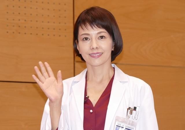 沢口靖子、全国のテレ朝系列各局に“白衣”を贈呈「科捜研の女 劇場版」宣伝隊長に任命