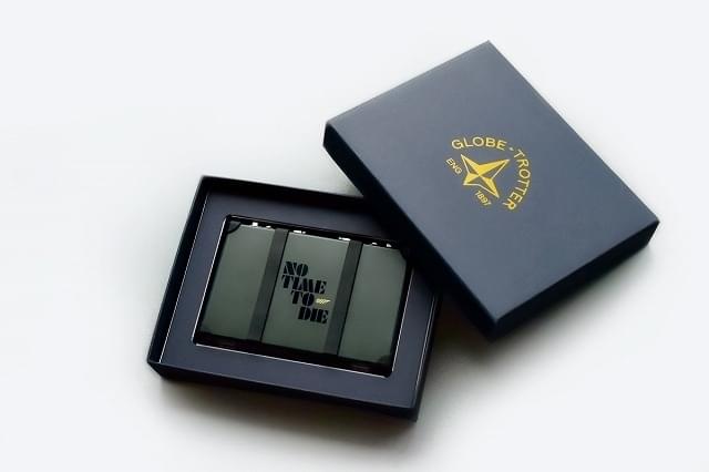 劇中アイテムと同じデザインの「グローブ・トロッター」による特製カードケース