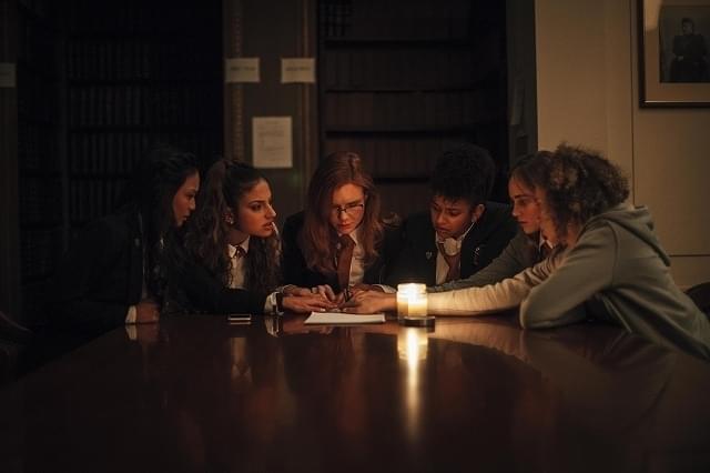 監督は「ザ・ゲスト」「サプライズ」「V/H/S シンドローム」の脚本を担当したサイモン・バレット