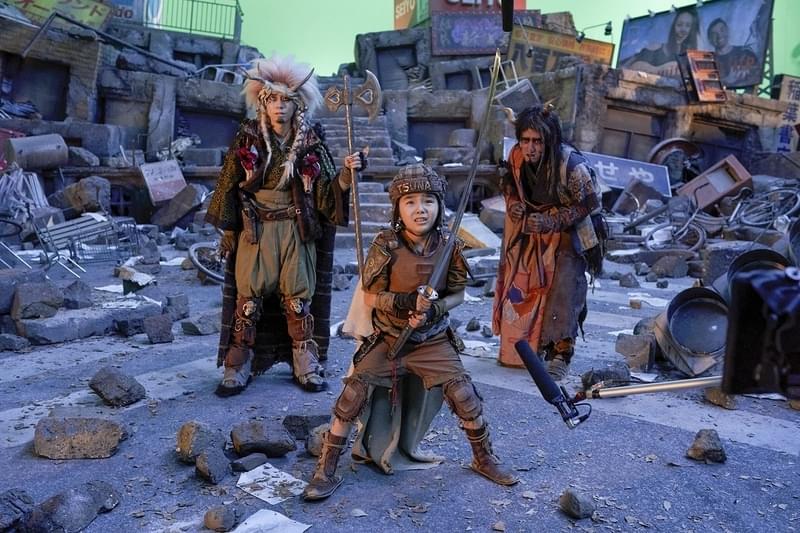 赤楚衛二「心君にずっといたずらされてました！」 令和版「妖怪大戦争」撮影現場写真を入手