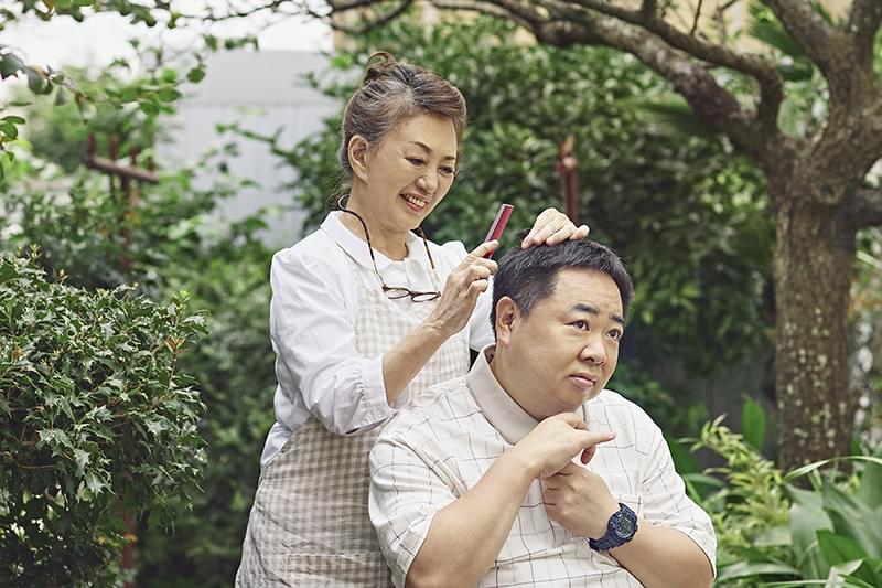 加賀まりこ、包容力溢れる肝っ玉母さんに 塚地武雅演じる自閉症の息子との日常描く「梅切らぬバカ」予告編