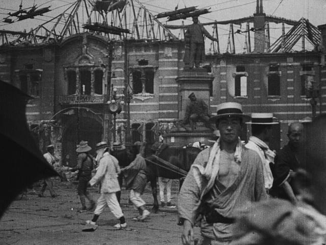「關東大震大火實況」1923年 広瀬中佐像で有名な万世橋駅（神田）の焼跡
