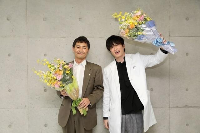 田中圭×安田顕「らせんの迷宮」撮影中断から1年以上を経てクランクアップ！ 新撮カット披露