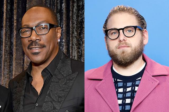 エディ・マーフィ(左)、ジョナ・ヒル(右)