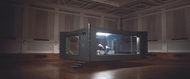 写真は盗聴防止装置、通称：金魚鉢