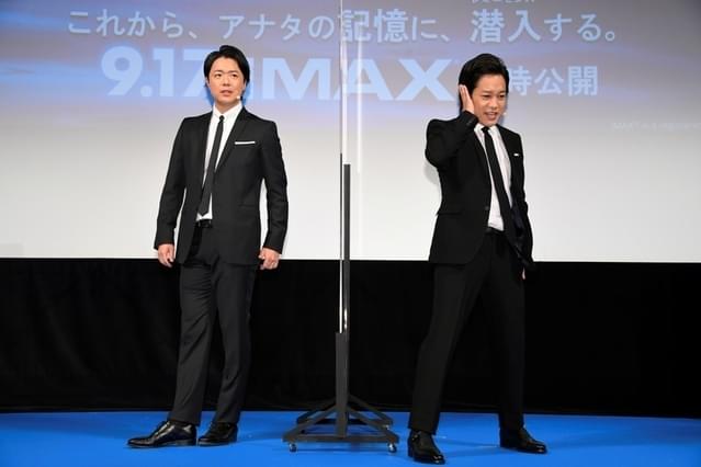 スーツ姿で登場