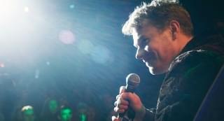 “ゲースロ”の英俳優アルフィー・アレンが甘い歌声を初披露！ ロックスター演じる「ビルド・ア・ガール」ライブシーン公開