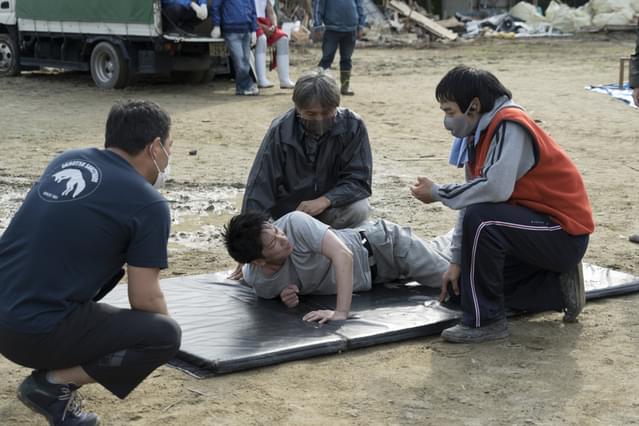 迫真の演技を披露する佐藤健