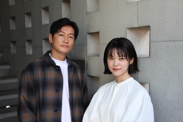 取材に応じた志田彩良（右）と井浦新