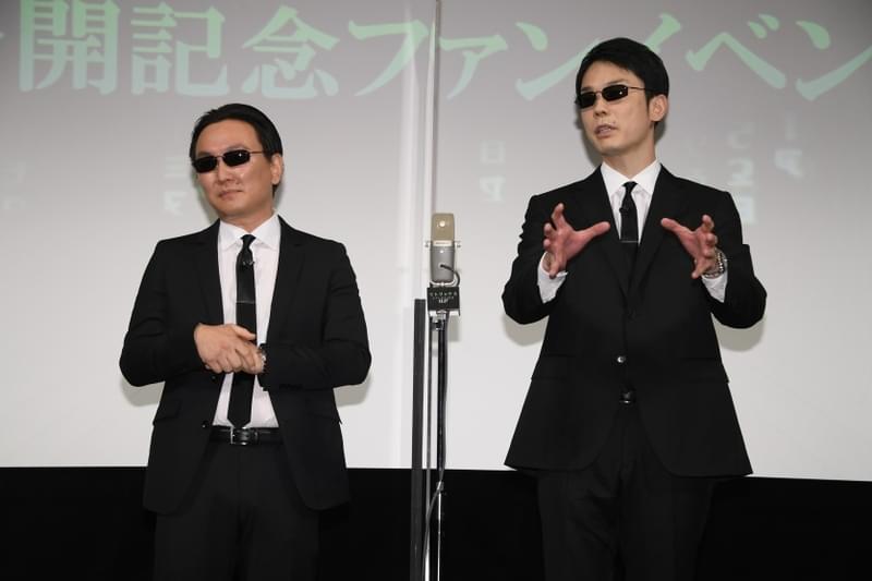 かまいたち、「マトリックス」エージェント・スミス風スーツ姿披露 山内はプレゼンでひろゆきに勝利