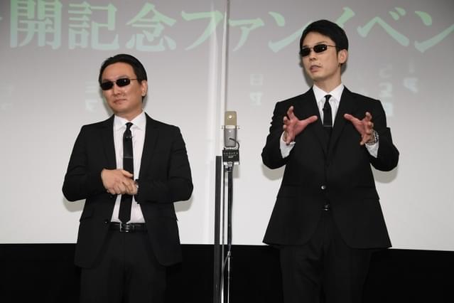 黒スーツにサングラス!