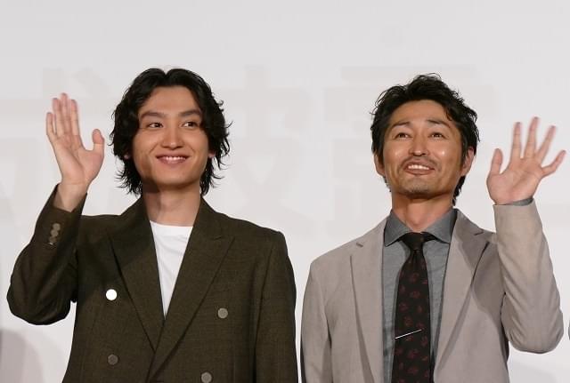 金子大地（左）と安田顕（右）