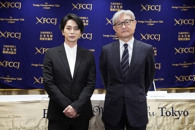 松本潤（左）、堤幸彦監督（右）