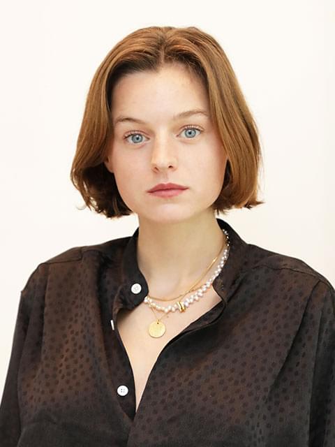 「ザ・クラウン」エマ・コリン、Z世代の素人探偵役 新シリーズ「Retreat」に主演