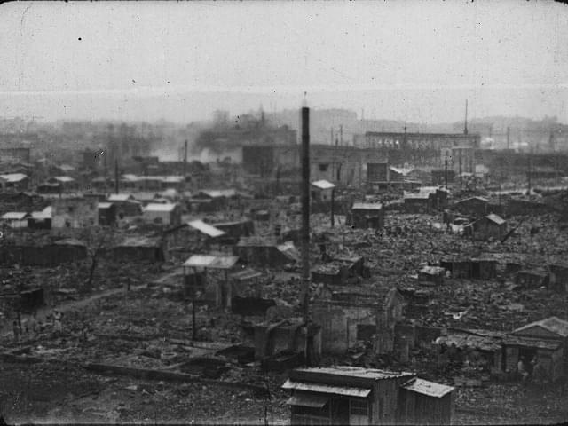 「關東大震大火實況」(1923年)クリップ「神田明神高台から万世橋駅方向を望む」の一場面