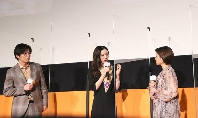 石原さとみに怖い夢の話をする永野芽郁、不思議そうな顔の田中圭