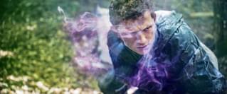 なぜか牧師に絡まれ、暴行されるトム・ホランド 新感覚SF「カオス・ウォーキング」冒頭映像