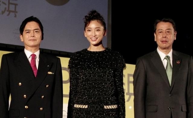 （左から）山中竹春横浜市長、杏、日産の内田誠社長