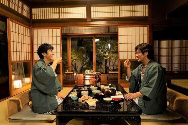 西島秀俊×内野聖陽「劇場版 きのう何食べた？」自撮りオープニング映像の一部を披露