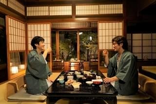 西島秀俊×内野聖陽「劇場版 きのう何食べた？」自撮りオープニング映像の一部を披露