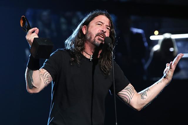 「フー・ファイターズ」デイブ・グロール、極秘製作したコメディホラー映画を発表