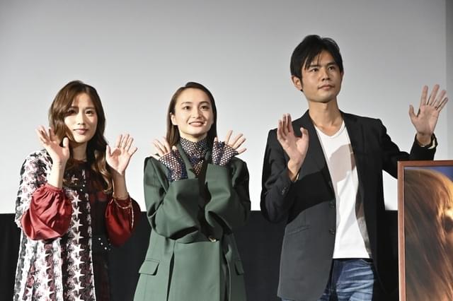 初日挨拶に立った(左から)秋山ゆずき、萩原みのり、宮岡太郎監督