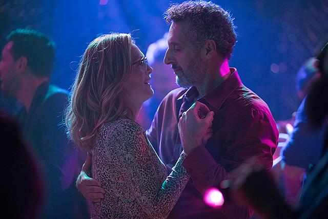 【「グロリア 永遠の青春」評論】グロリアの「たったひとりで踊る」という自由が、最高に輝いている