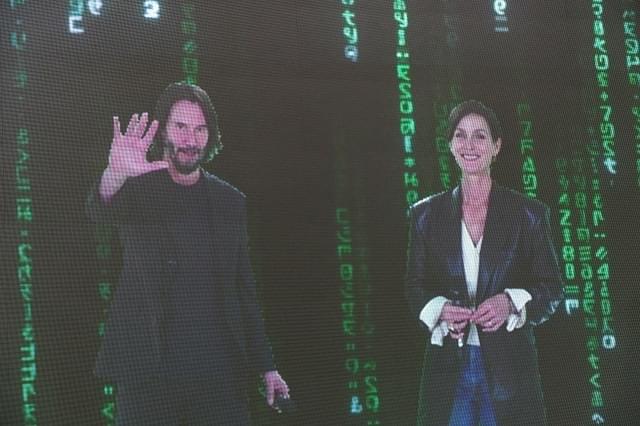 キアヌ・リーブスが“バーチャル来日”！ 柴咲コウと再会し「本当ならハグしたい」