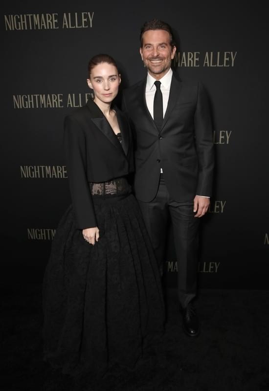 （右から）ブラッドリー・クーパー、ルーニー・マーラ