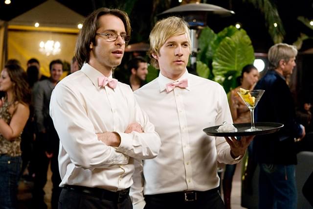 ピンクタイを付けたメインキャスト