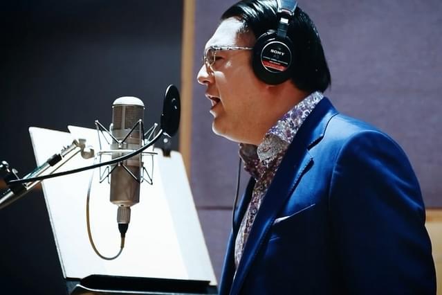 「俺の美声が社会現象になっちまう」と自信を見せる、小手伸也演じる五十嵐