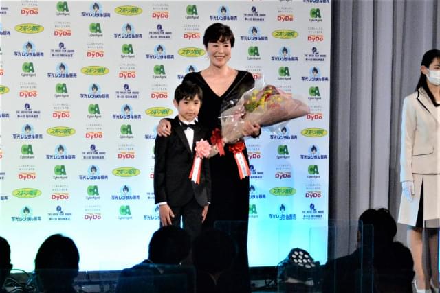 プレゼンターを務めた息子の寺嶋眞秀と笑顔を浮かべる寺島しのぶ