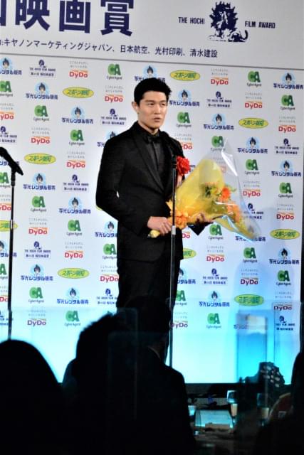 登壇した鈴木亮平