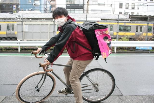 配達員のスタイルで撮影に応じてくれた青柳監督