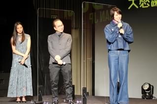 長澤まさみ、小手伸也に「僕らにとっての英雄」と褒めちぎられ、指ハートで感謝