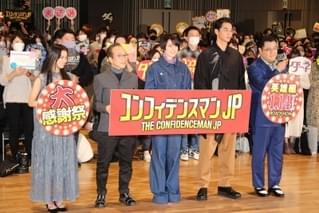 長澤まさみ、小手伸也に「僕らにとっての英雄」と褒めちぎられ、指ハートで感謝
