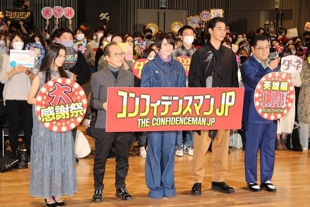 長澤まさみ、小手伸也に「僕らにとっての英雄」と褒めちぎられ、指ハートで感謝