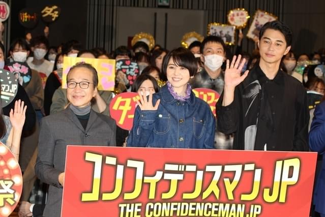 長澤まさみ、小手伸也に「僕らにとっての英雄」と褒めちぎられ、指ハートで感謝