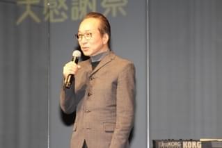長澤まさみ、小手伸也に「僕らにとっての英雄」と褒めちぎられ、指ハートで感謝