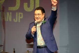 長澤まさみ、小手伸也に「僕らにとっての英雄」と褒めちぎられ、指ハートで感謝