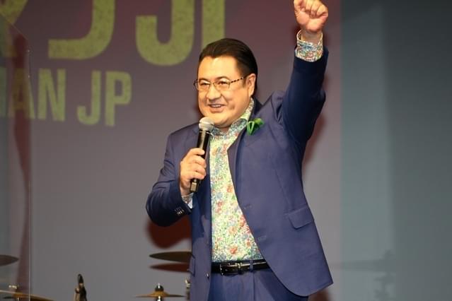 長澤まさみ、小手伸也に「僕らにとっての英雄」と褒めちぎられ、指ハートで感謝