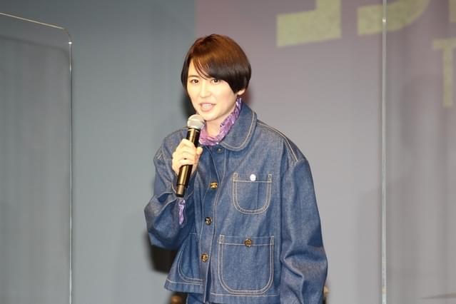 長澤まさみ、小手伸也に「僕らにとっての英雄」と褒めちぎられ、指ハートで感謝