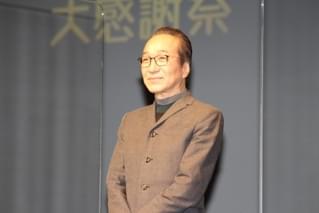 長澤まさみ、小手伸也に「僕らにとっての英雄」と褒めちぎられ、指ハートで感謝