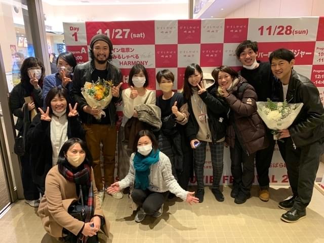 ファンに囲まれて笑顔