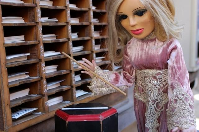 おみくじに興味津々