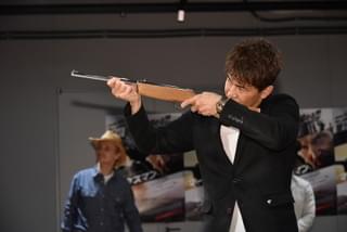 武井壮、的中率100％の元狙撃兵に勝つには？「首を横から掴んでグリッと」