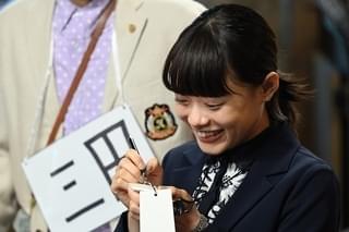 松本潤「99.9」三代目ヒロインもクセが強い！ 杉咲花が“ビシッ！”と決める本編映像