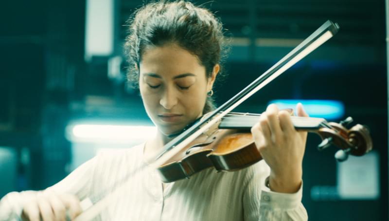 “催涙ガス”に驚きの方法で対抗するバイオリニスト 「クレッシェンド」本編映像