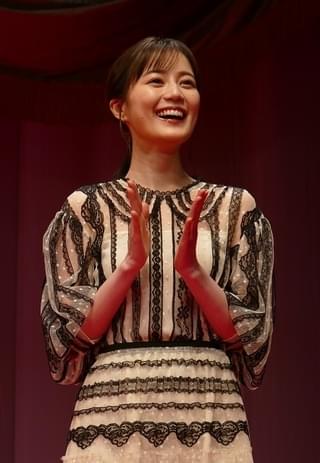 長澤まさみ「勇姿を映画館で目に焼き付けて」 「コンフィデンスマンJP 英雄編」を“子猫ちゃん”にお披露目